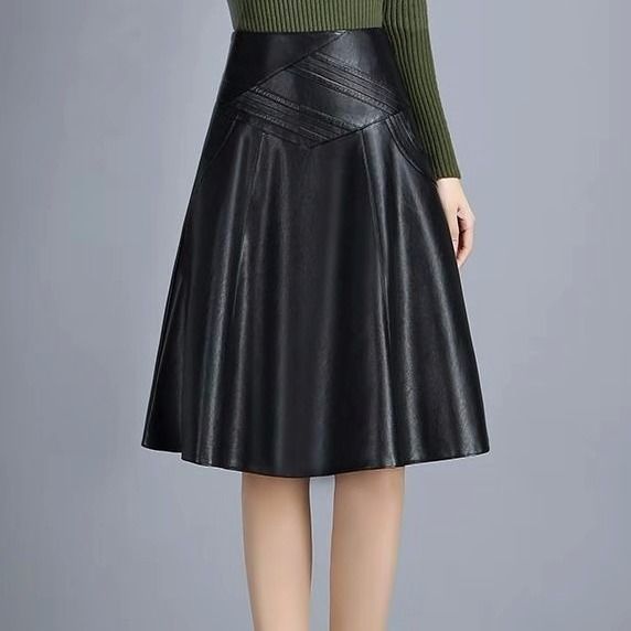 Mid-length high-waist pleated leather skirt